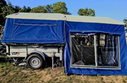 Zeltanhänger von Snuggcamp mit viel Zubehör EZ 2024